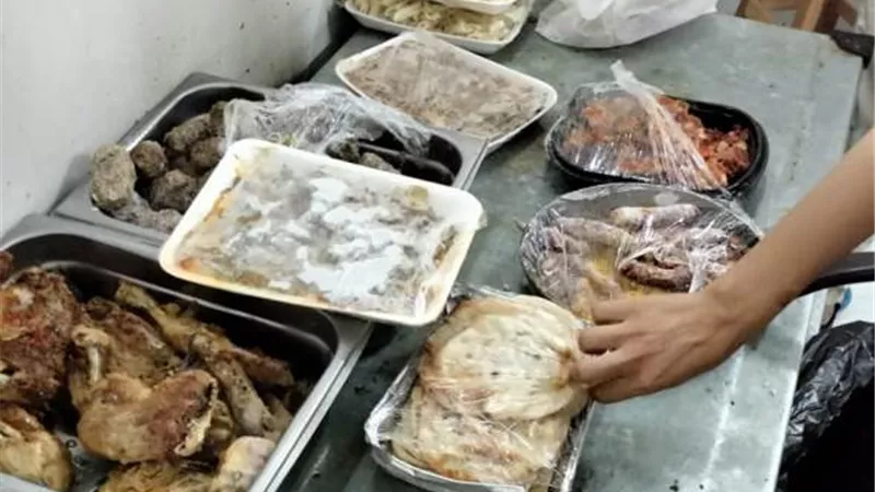 إعدام 180 كيلو أغذية فاسدة وإغلاق منشأة لخطورتها فى السويس