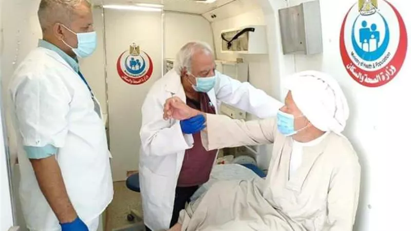 صحة المنيا تقدم الخدمات الطبية لـ 1774 حالة لعرب السلطان