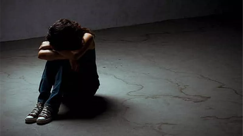 شاب يعتدي على خطيبته في الصف