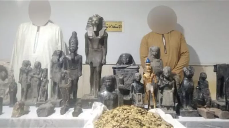 أمن الفيوم يضبط شخصين بـحوزتهما 27 تمثالا و20 كيلو عملات مقلدة للنصب