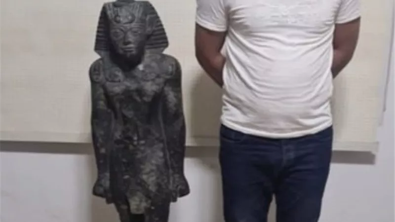 القبض على شخص بحوزته تمثال أثري من البازلت في البحيرة