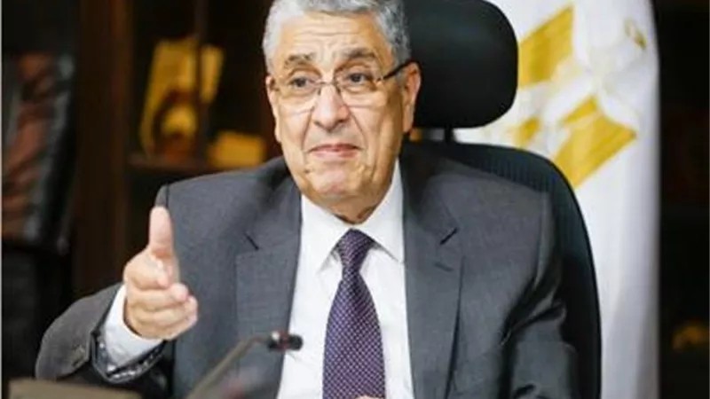 شاكر يؤكد على التوسع فى الخدمات الكترونيا ولا فصل للتيار عند الصيانة