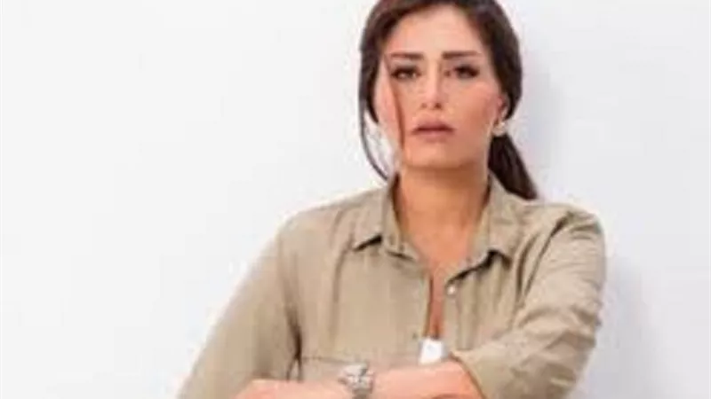 منة فضالى تتالق بفستان مكشوف الاكمام