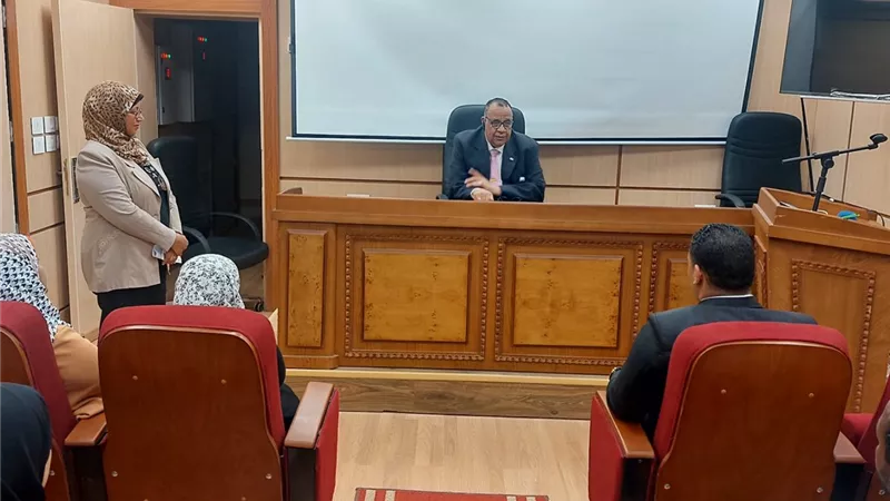 رئيس جامعة الأقصر يشهد فعاليات الندوة التثقيفية للتوعية بمخاطر التغير