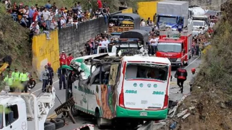 كولومبيا.. مصرع 20 شخصا على الأقل في انقلاب حافلة جنوب غرب البلاد