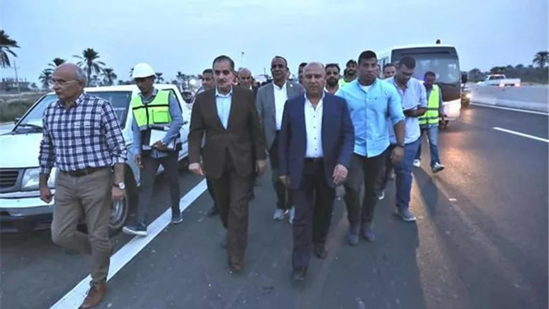وزير النقل يتابع أعمال تطوير الطريق الدولي الساحلي