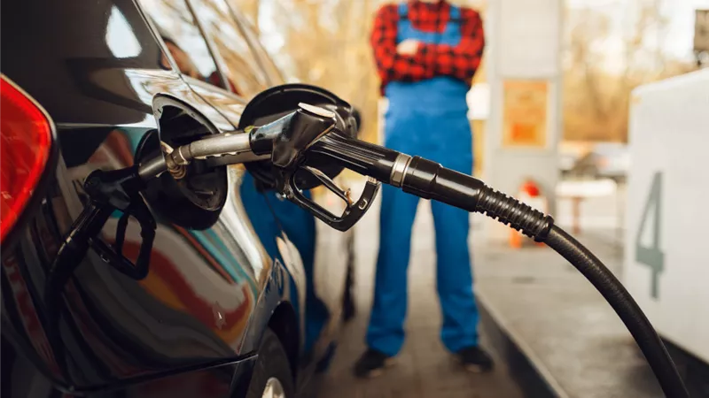 عامل البنزينة.. سرق مكان أكل عيشه