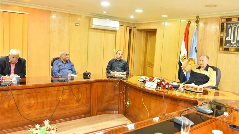 محافظ أسيوط يترأس اجتماع عمل اللجنة المشكلة لفحص ومعاينة المدارس