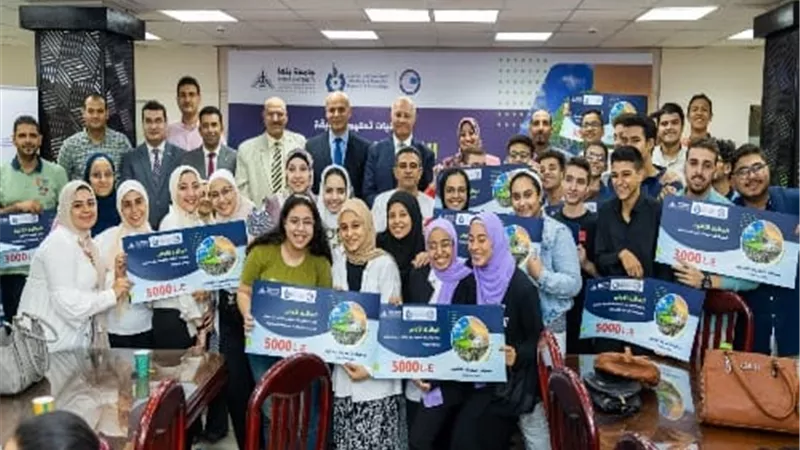 رئيس جامعة بنها يُسلم جوائز الفرق الفائزة فى مسابقة التحديات المناخية