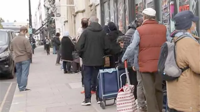 البريطانيون يصطفون أمام بنوك الطعام.. والشركات تنهار