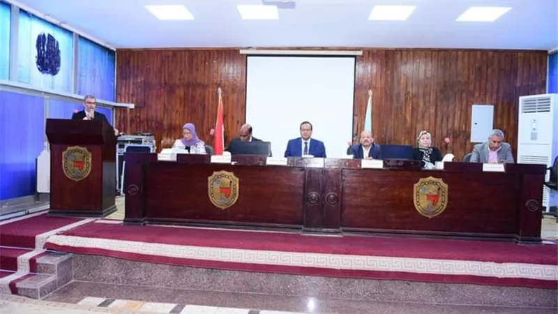 كلية الطب بجامعة سوهاج تناقش 