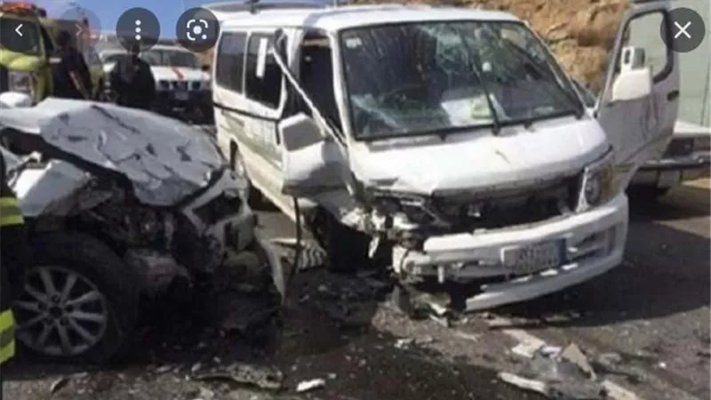مصرع 3 أشخاص وإصابة 13 اخرون في حادث تصادم