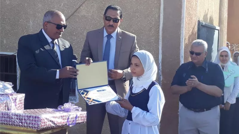 وكيل الوزاره ببنى سويف يكرم الطالبة الامينه