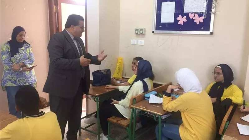 مدير تعليم جنوب سيناء يتابع مدرسة الأهرام الرسمية لغات بالطور