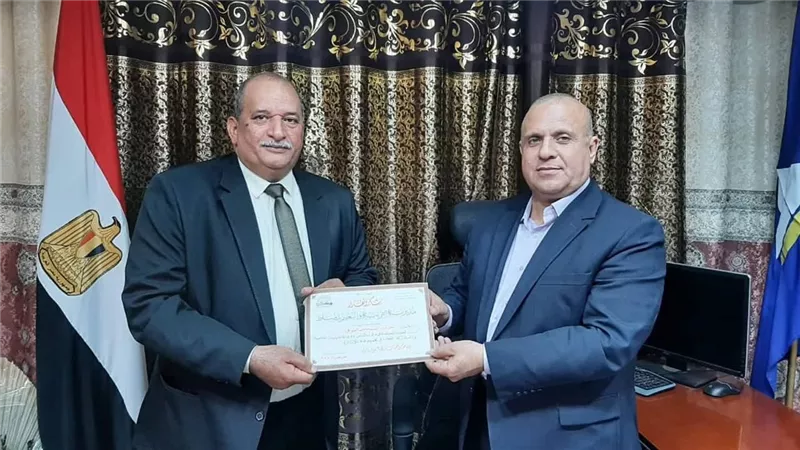 وكيل تعليم دميـاط يكرم مدير مدرسة الأمل للصم وضعاف السمع