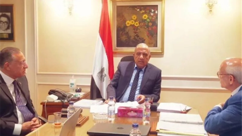 وزير قطاع الأعمال يبحث مع مجموعة 