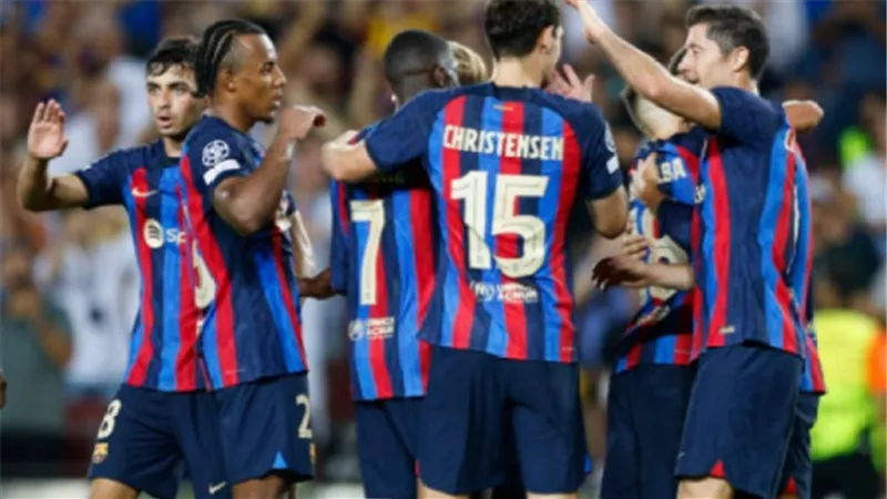 ليفاندوفسكي يقود هجوم برشلونة لمواجهة ريال مدريد بالكلاسيكو