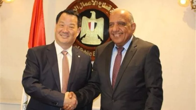 وزير قطاع الأعمال يبحث مع مجموعة 