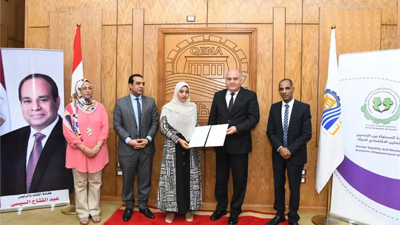 محافظ قنا يسلم 53 عقد عمل للفتيات الاولي بالرعاية