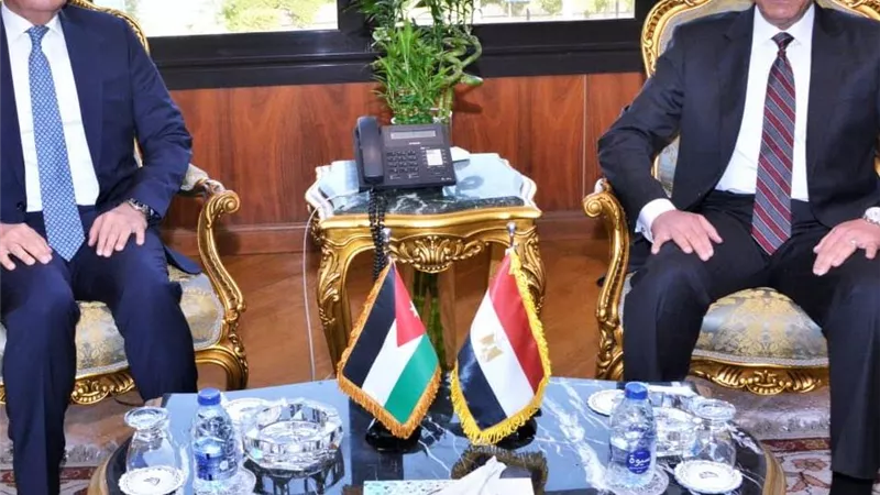 وزير الطيران يبحث مع السفير الأردنى تعزيز التعاون