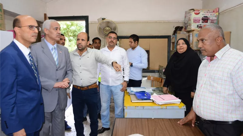 رئيس جامعة أسيوط يتابع انتظام سير العمل بمستشفى الطلبة