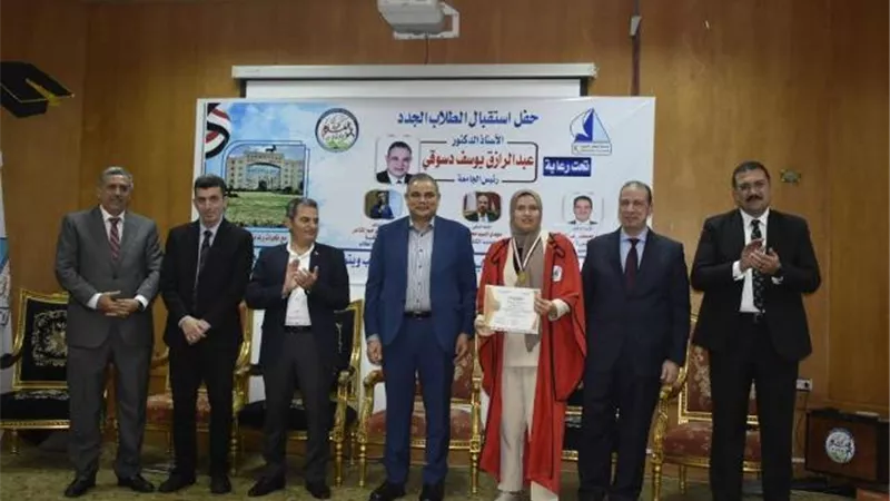 رئيس جامعة كفرالشيخ يستقبل الطلاب الجدد بكلية العلوم ويكرم المتفوقين