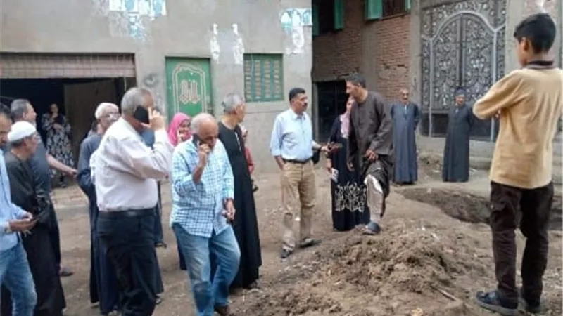 ٤ سيارات كسح لحل مشكلة تسريب المياه بمنزل بقرية الكلايلة بطوخ