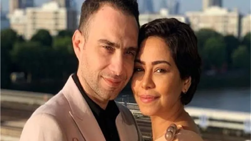 حسام حبيب ينتظر شيرين عبد الوهاب امام المستشفى بساعات