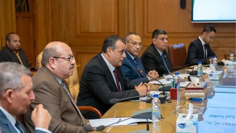 وزير الإنتاج الحربي يستعرض أهمية تنفيذ المشروعات التى تخدم الشباب