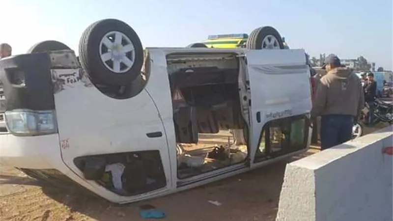 إصابة 15 فى انقلاب سيارة ميكروباص بالمنيا