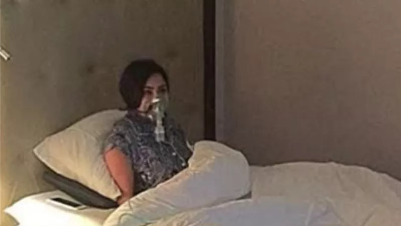 شيرين تنتظر خروجها من المستشفى وتطمئن حسام حبيب من الشرفة