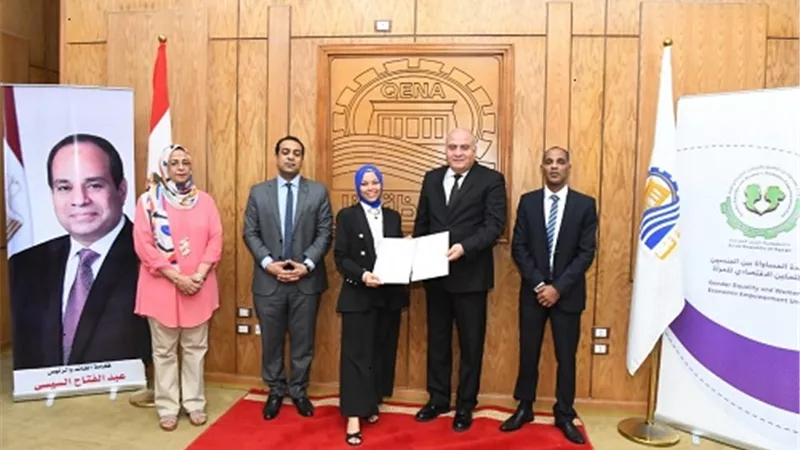 القوى العاملة بقنا تُسلم 53 عقد عمل للفتيات.. صور