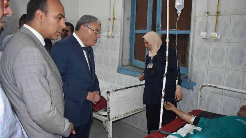 محافظ المنيا يتابع حالة المصابين في حادث تصادم سيارة ملاكي بأتوبيس