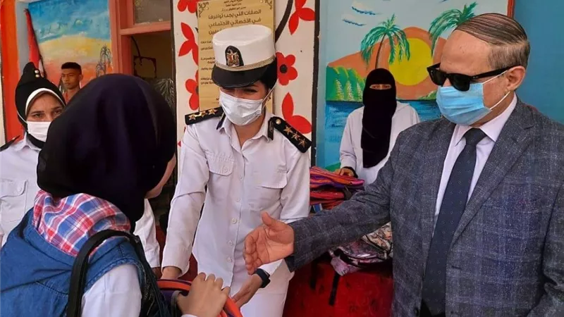 توزيع الشنط والعصا البيضاء على طلاب مدارس النور بكفر الشيخ