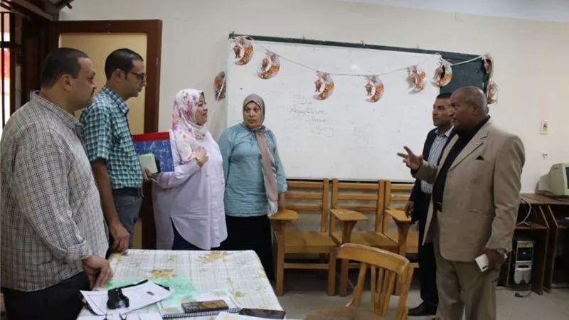وكيل تعليم بني سويف يفاجئ مدرسةالسيدةخديجةوالمركز الاستكشافي بالزيارة