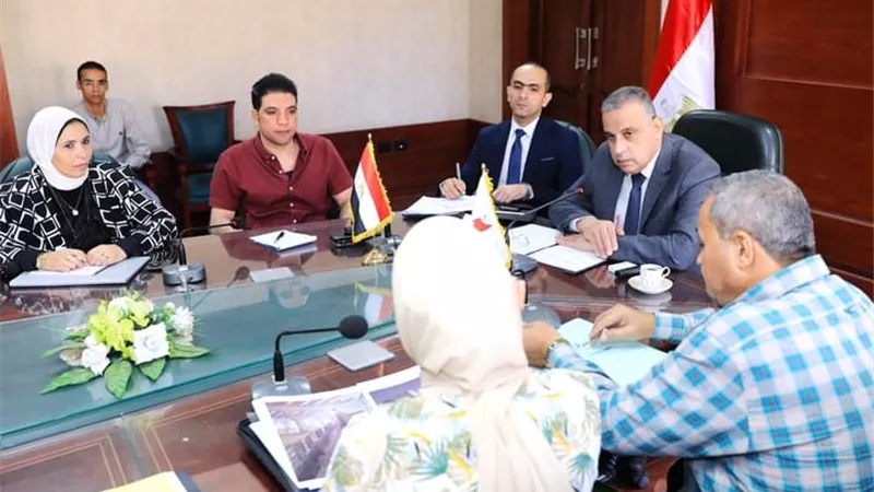 محافظ سوهاج يستعرض الموقف التنفيذي لمشروع تطوير 