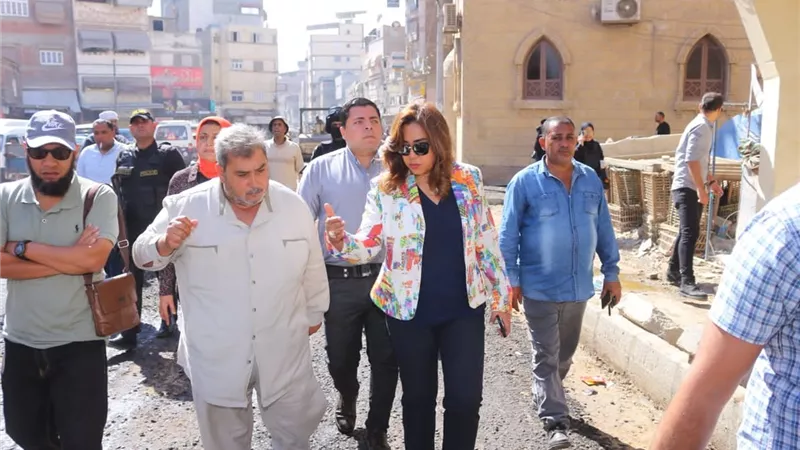 محافظ دمياط تتابع أعمال الرصف بعزبة البرج وتؤكد على بالوعات الأمطار