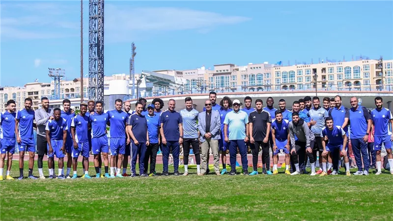 وليد عرفات يجتمع مع لاعبي سموحة استعداداً لمواجهة الزمالك