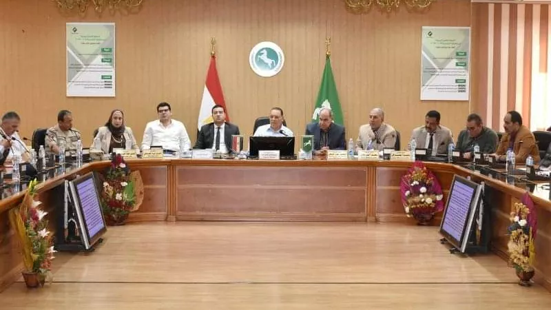 محافظ الشرقية يستعرض مواجهة موسم الأمطار والسيول