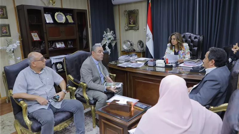 محافظ دمياط تناقش خطة خطوط الكهرباء المغذية لمحطات المياه والصرف
