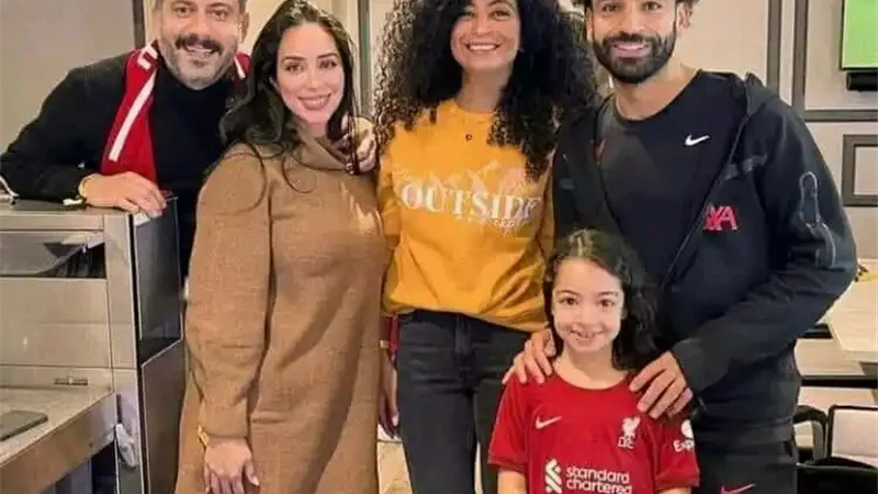 بسنت شوقي وفراج برفقة محمد صلاح ومكة في مباراة ليفربول وسيتي