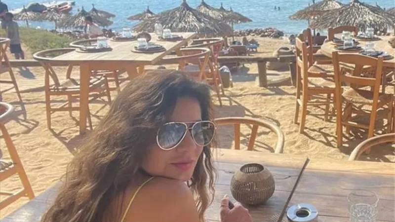 شاهد .. نجلاء بدر تلفت الأنظار بإطلالة صيفية من أمام البحر