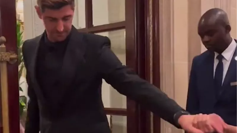 حارس مرمى ريال مدريد يصل حفل الكرة الذهبية 2022