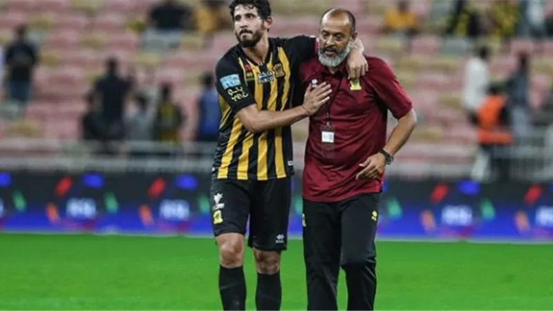 للدفاع عن مدربه نونو سانتو .. أحمد حجازى ينفعل على مراسل MBC