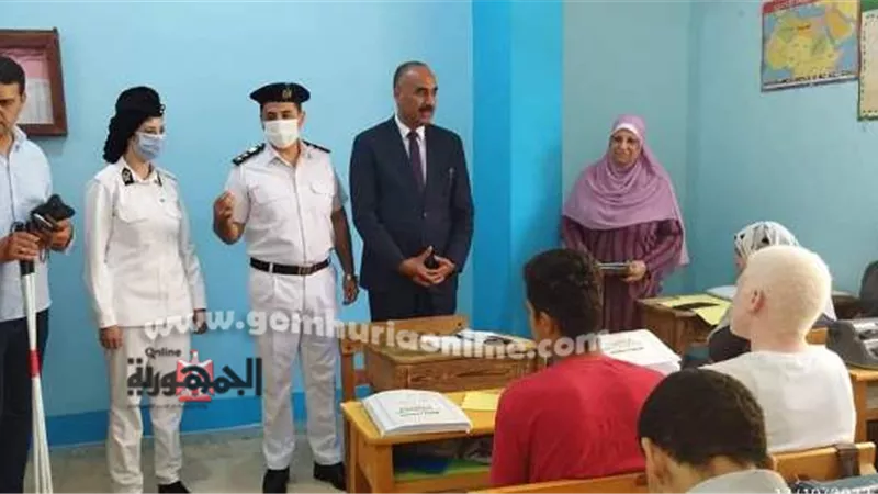 أمن المنوفية يدعم أصحاب الإعاقة البصرية بالعصيِّ البيضاء والفولى يشيد