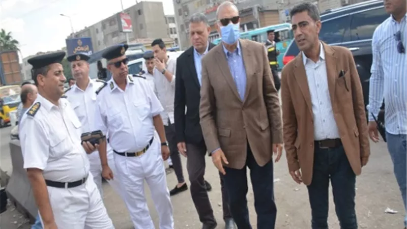 الهجان يتفقد عددا من المشروعات ببنها ويشهد ازالة 4 مباني مخالفة بشبرا