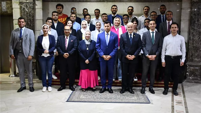 وزير الرياضة يلتقى مجموعة من المتطوعين فى تنظيم بطولة كأس العالم بقطر