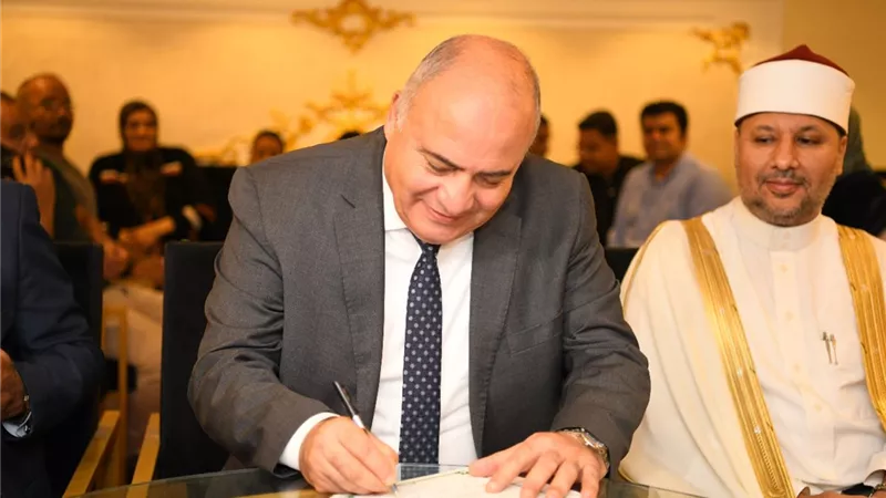 محافظ قنا يشهد عقد قران عروس بدار الرحمة بنجع حمادي