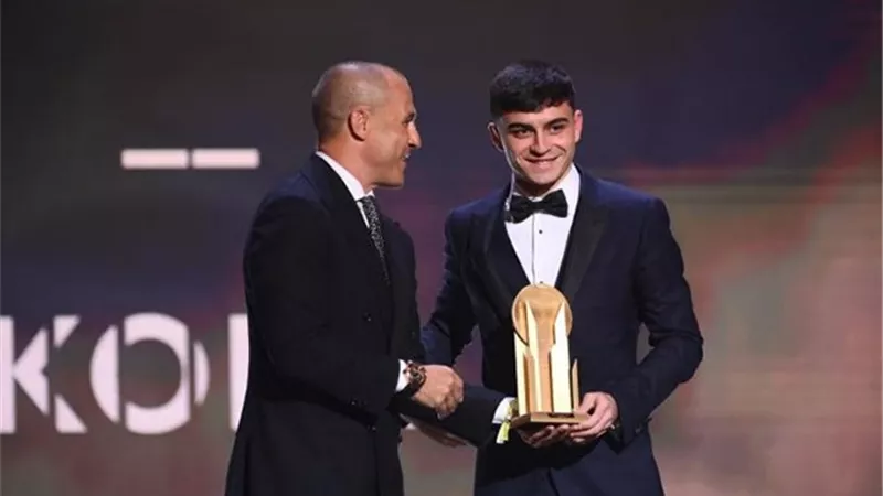 مدرب بايرن ميونخ يعترض على تتويج لاعب برشلونة بجائزة كوبا