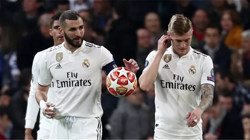 أول تعليق من نجم ريال مدريد على تتويج بنزيما بالكرة الذهبية.. شاهد